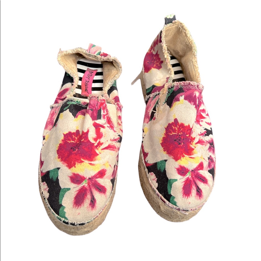 Betsey Johnson floral flouncee espadrilles sz 9